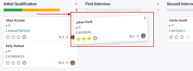 Một thẻ ứng viên di chuyển từ một giai đoạn đến giai đoạn khác bằng cách sử dụng phương pháp click and drag.